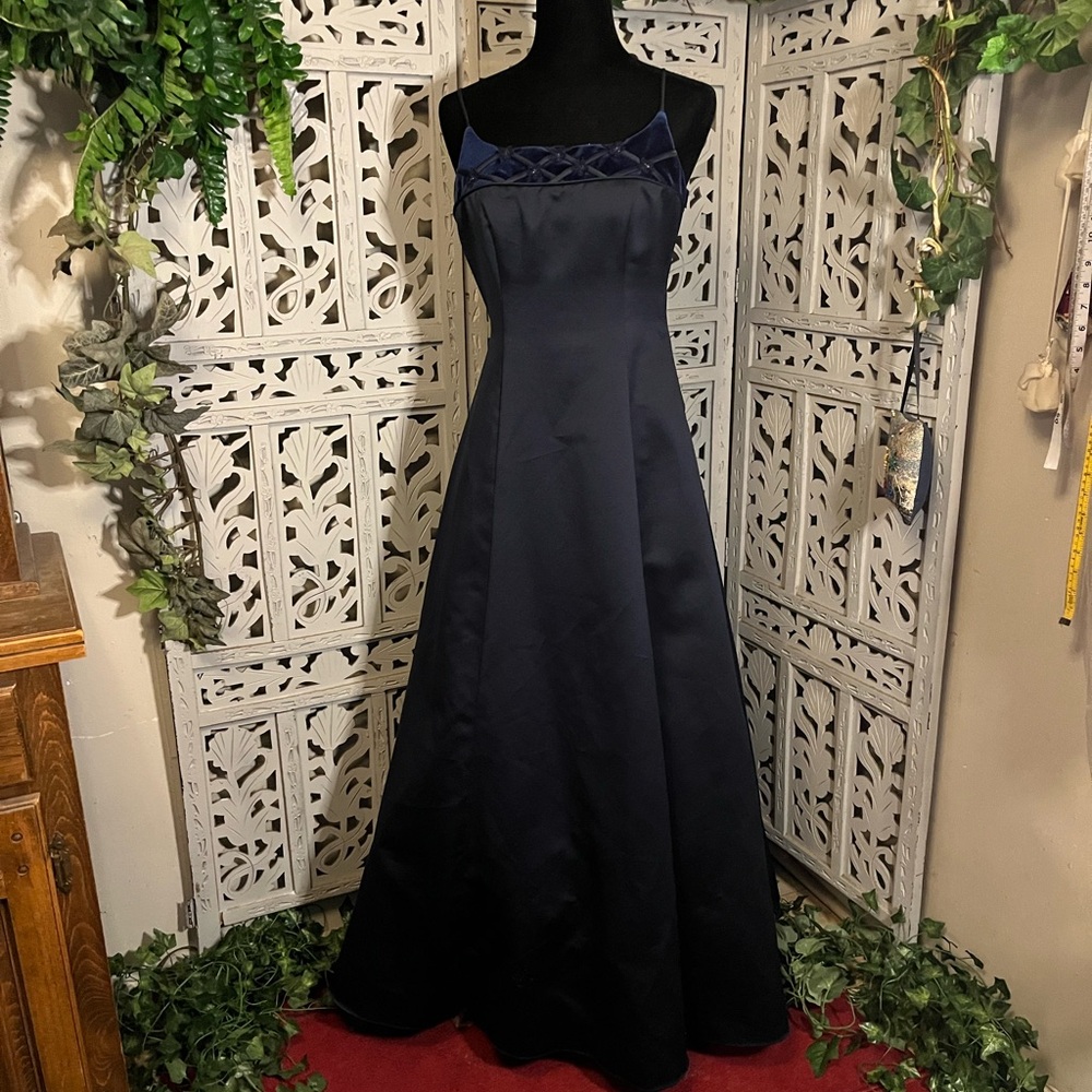 BETSY & ADAM LOVELY NAVY BLUE WITH ROYAL BLUE VELVET TOP MAXI FORMAL DRESS